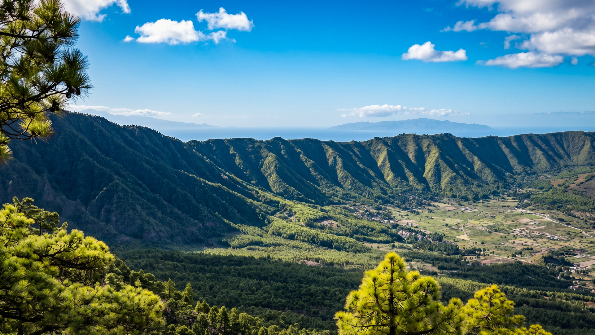 Blick vom Bejenado über die Cumbre Nueva mit La Gomera im Hintergrund.