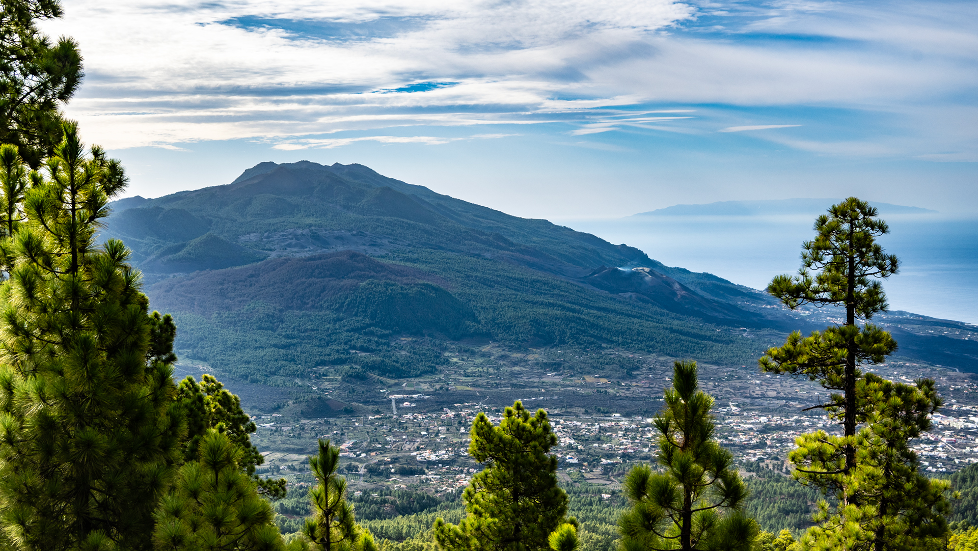 Ausblicküber die Cumbre Vieja, Vulkan Tajogaite und La Gomera am Horizont.