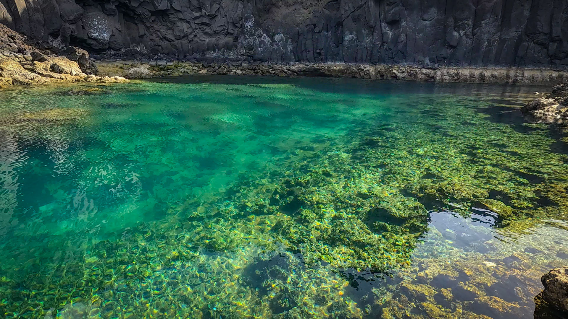 Smaragdgrünes Wasser in den Charcones El Aljibe