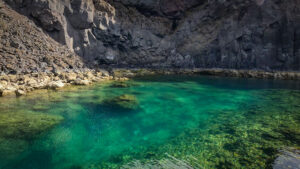 El Aljibe – türkisgrünes Wasser in natürlichen Felsenbecken