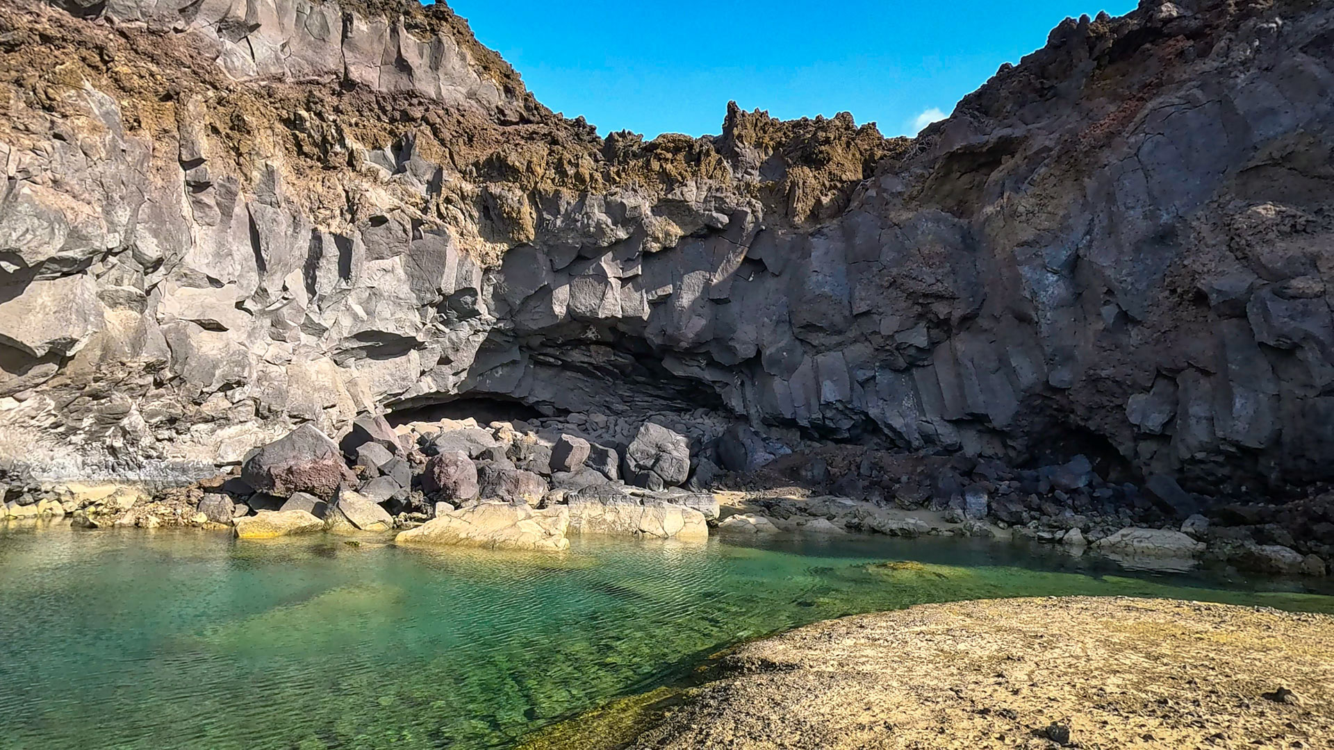 Die Charcones von El Aljibe – ein beliebter Ort zum Baden abseits der offenen See.