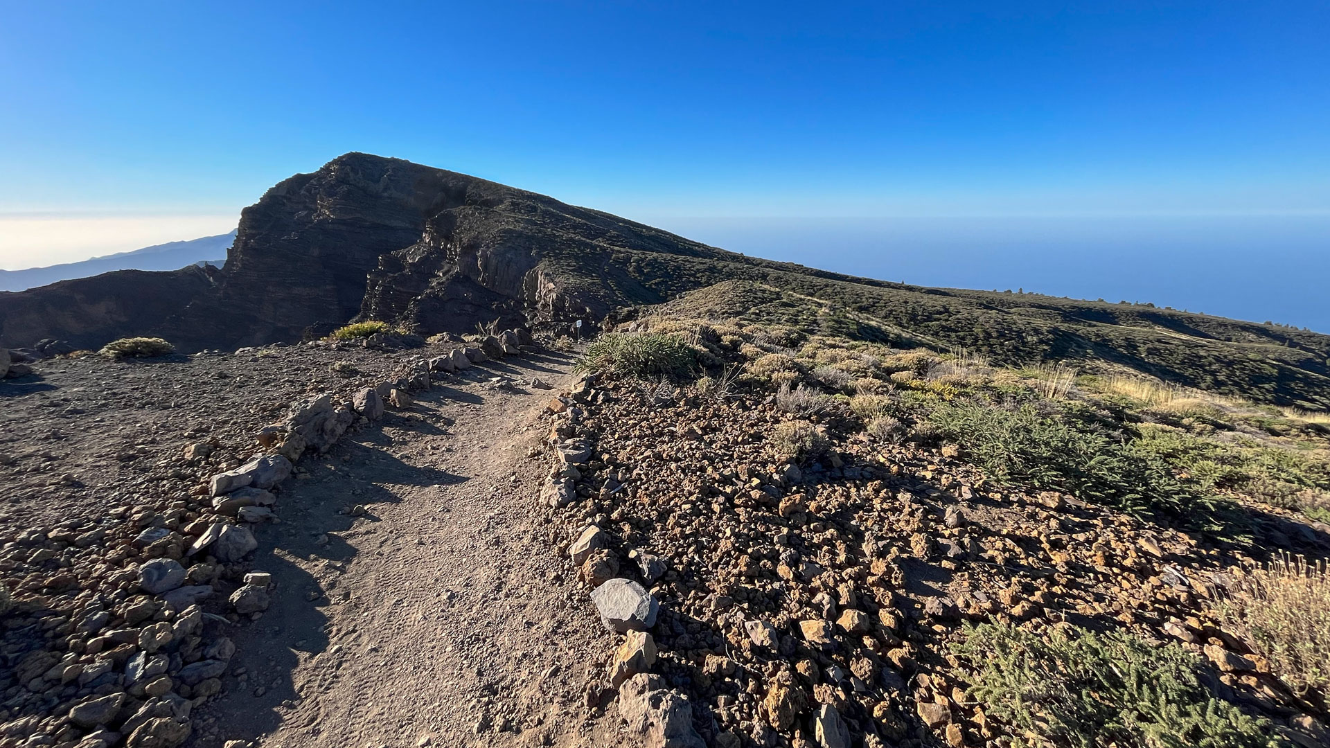 Wanderweg an der Nordflanke des Kammrings auf dem GR-131