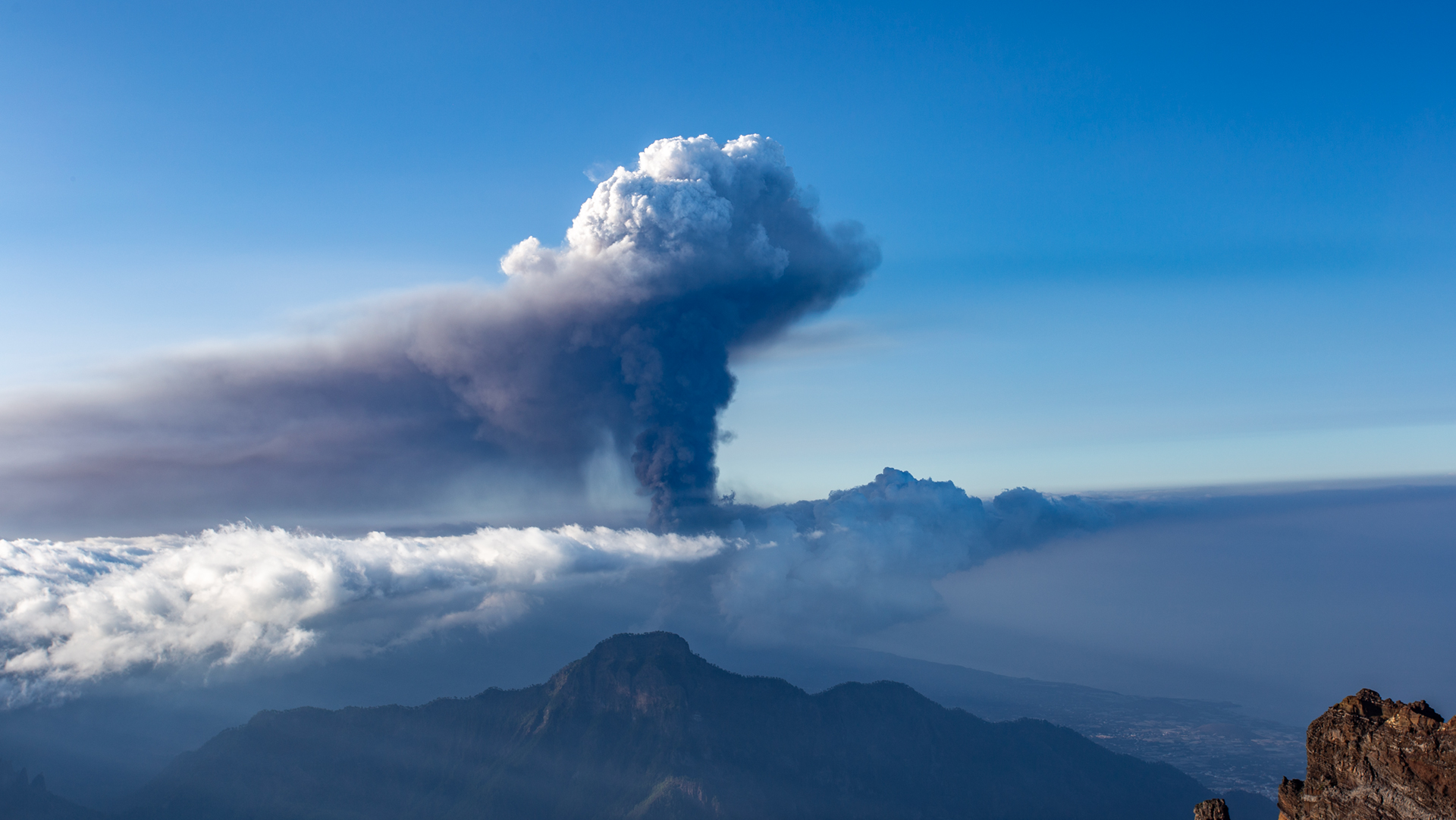 Aschewolke des Tajogaite über dem Pico Bejenado
