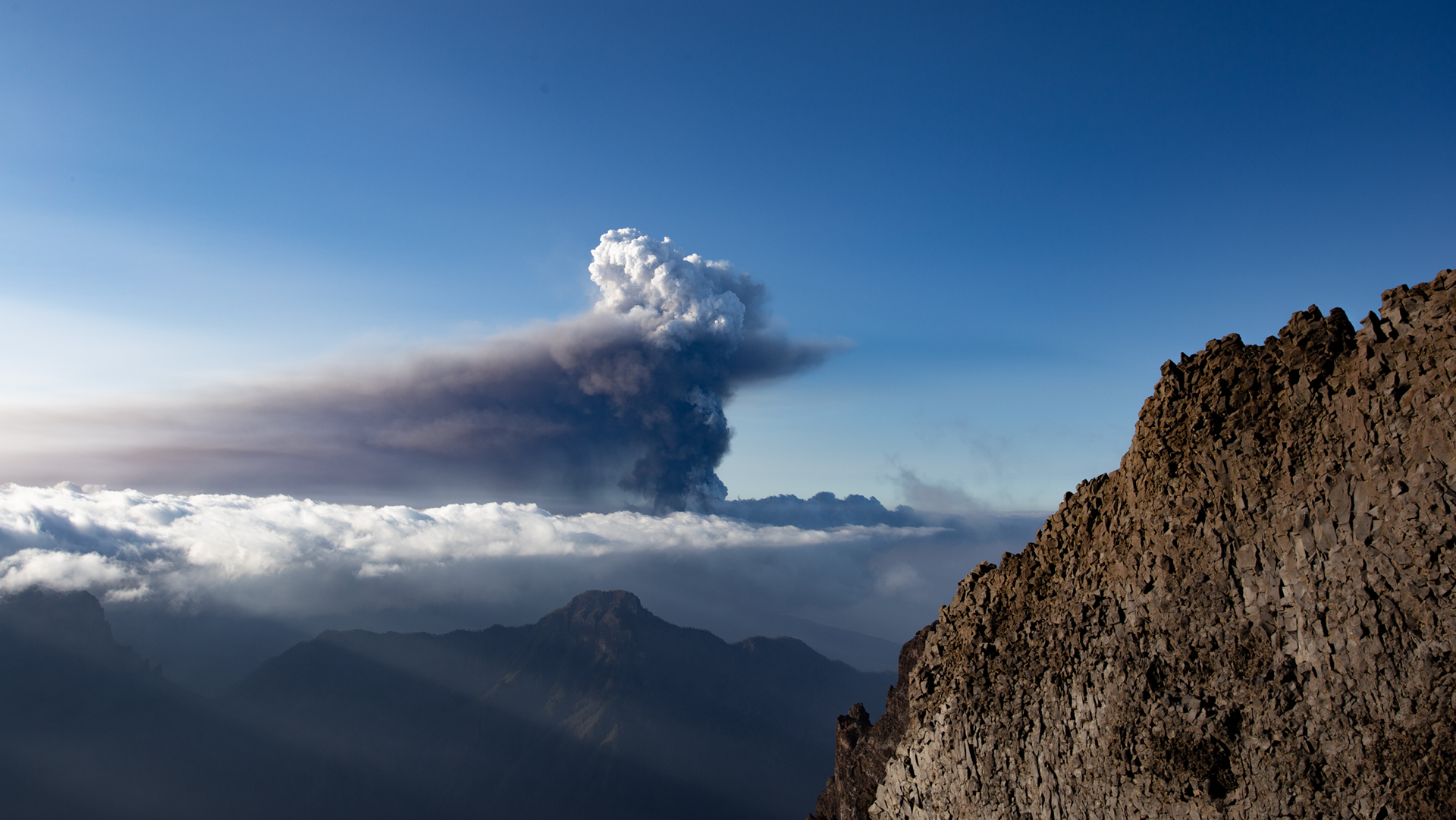 Eruptionswolke des Tajogaite 2021 – Blick von der Cumbre de los Andenes auf La Palma.