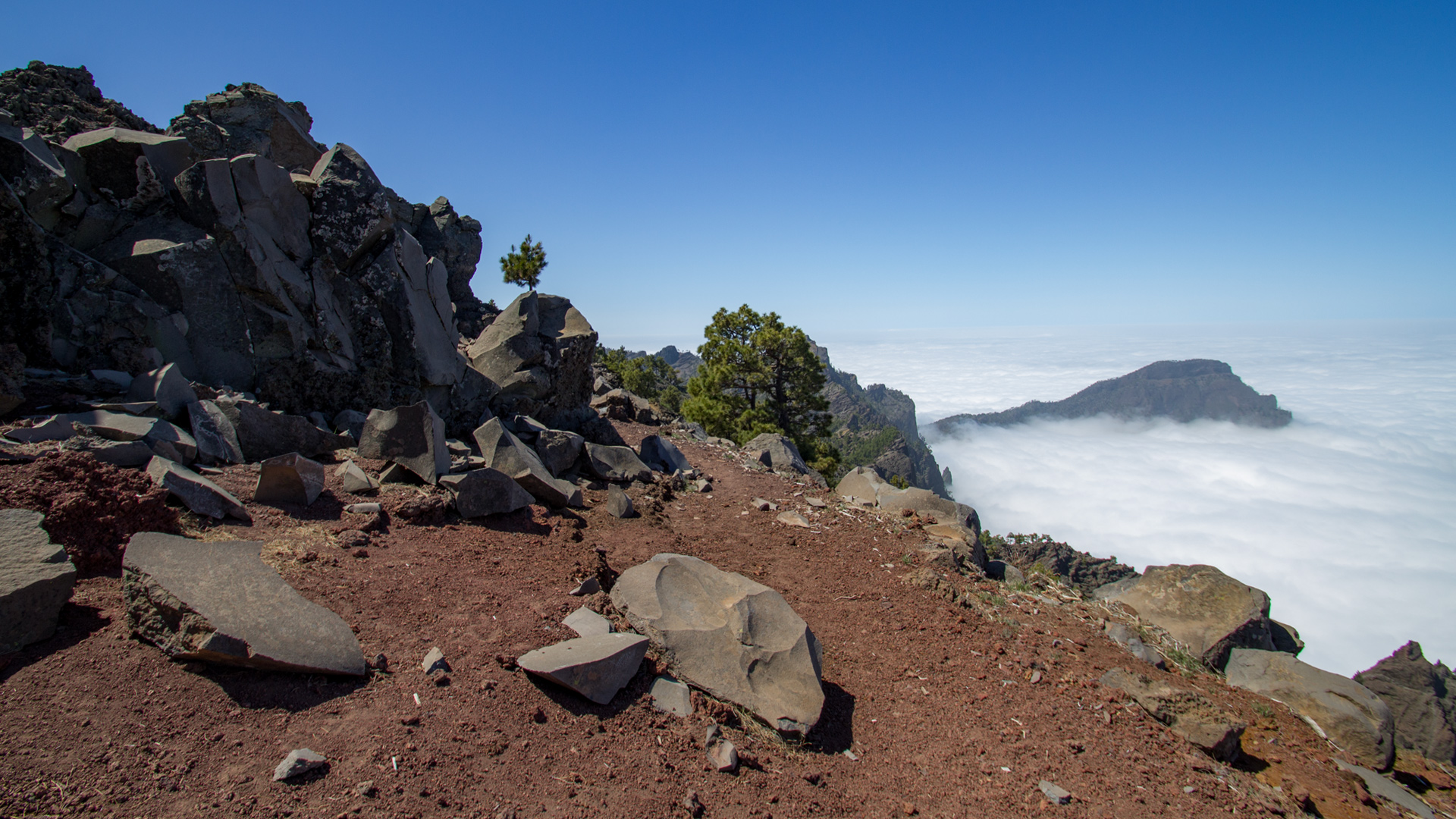 Hinter dem Pico de la Sabina taucht der Bejenado aus dem Wolkenmeer auf 
