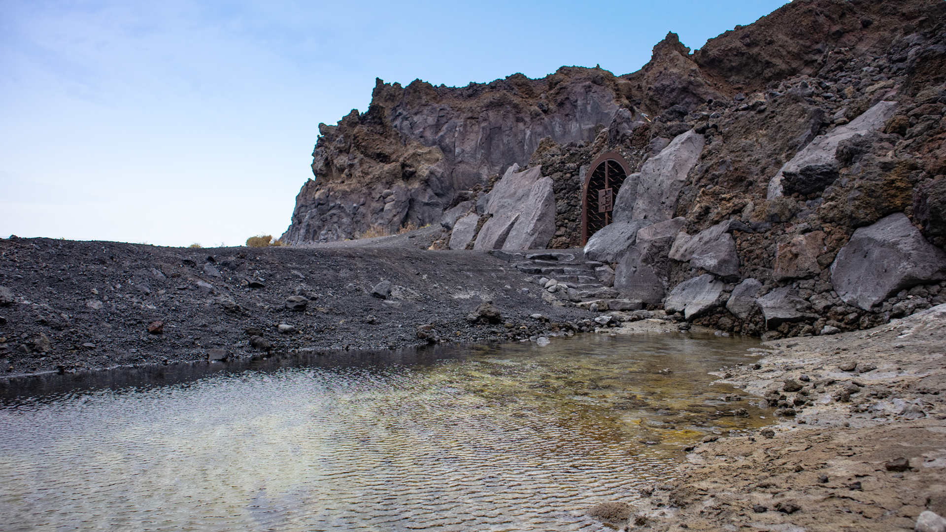 Eingang zur Galerie der Thermalquelle Fuente Santa, La Palma.