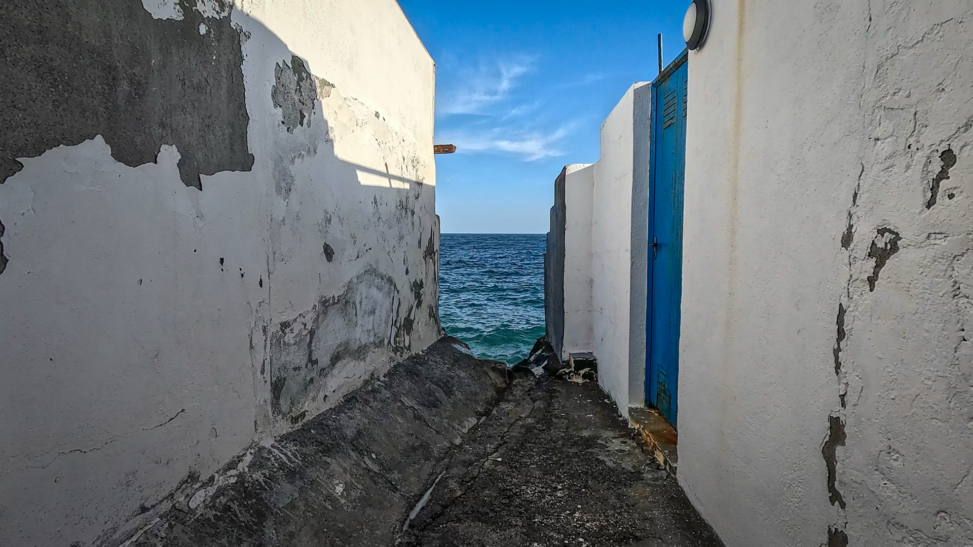 Playa de El Pozo, La Palma – enge Gasse in der Küstensiedlung