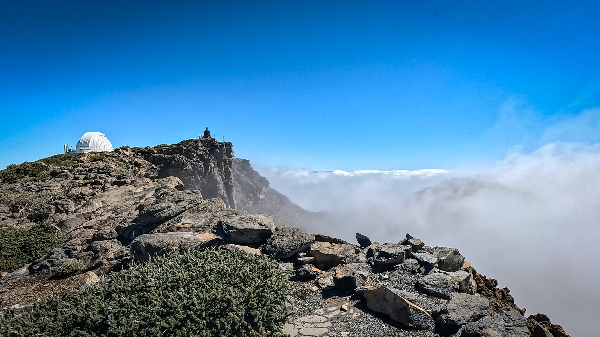 Gipfel des Fuente Nueva (2.366 m) und Observatorium Roque de los Muchachos
