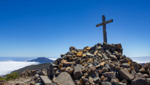 Gipfelkreuz auf dem Pico de la Nieve mit Panoramablick über die Cumbre Vieja