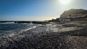 Südostküste La Palma: Häuser und Lava an der Playa de La Salemera