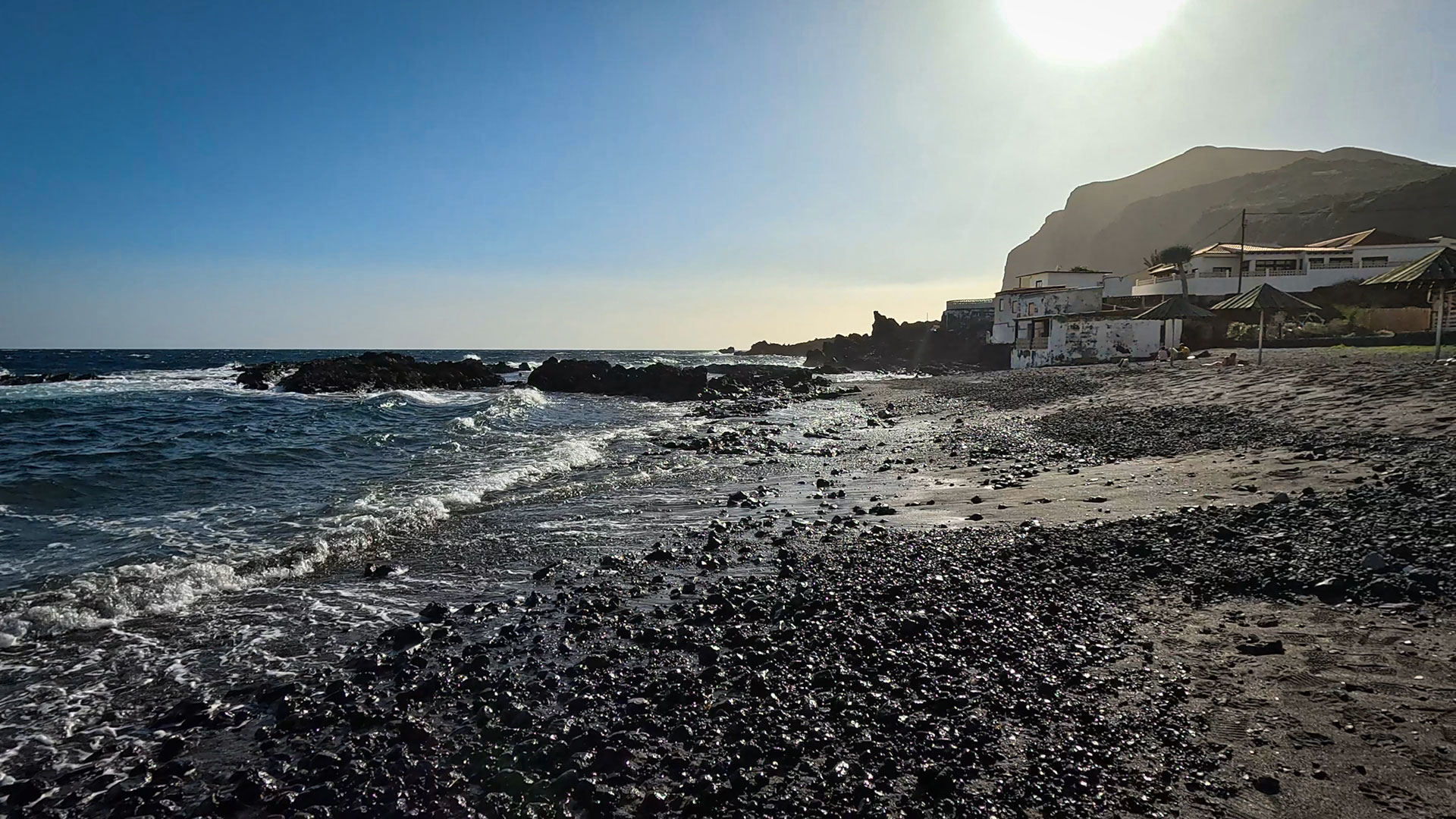 Südostküste La Palma: Häuser und Lava an der Playa de La Salemera