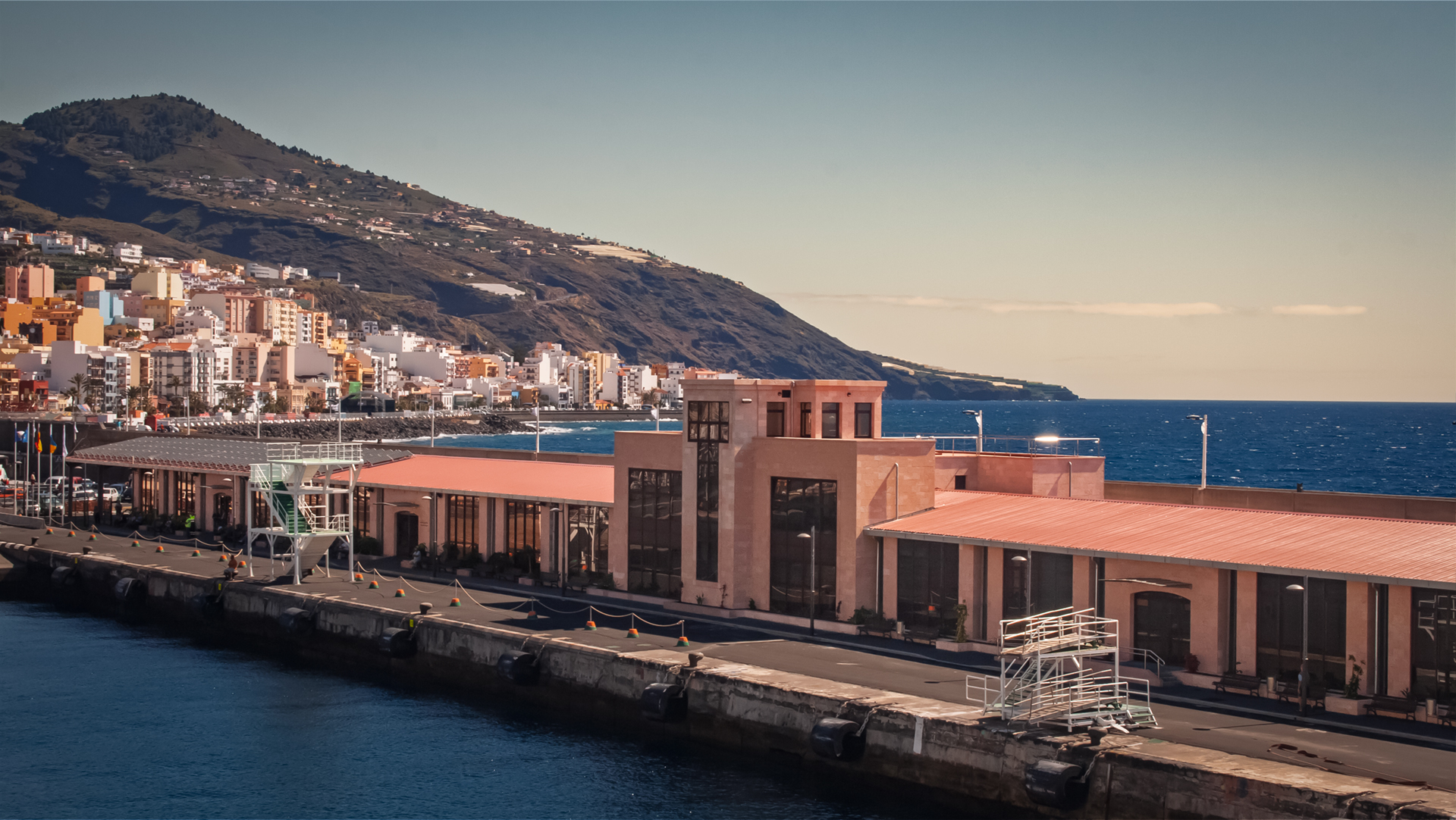 Der Hafen von Santa Cruz de La Palma – wichtigster Seehafen der Insel, Anlaufpunkt für Fähren zu den Nachbarinseln und Kreuzfahrtschiffe.