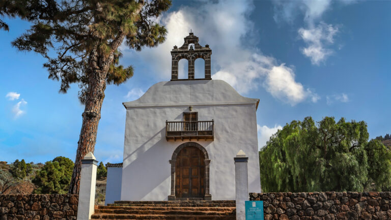 Weiß und schlicht gegen den Atlantikhimmel — die Iglesia de San Mauro Abad in Puntagorda
