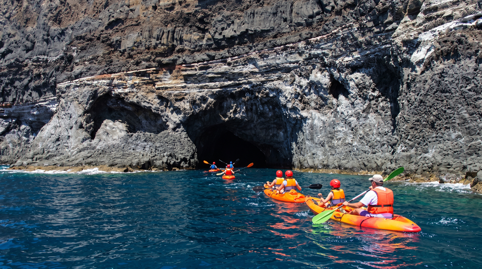 Kajakpaddler erkunden die Steilküste bei der Cueva Bonita im Westen La Palmas.