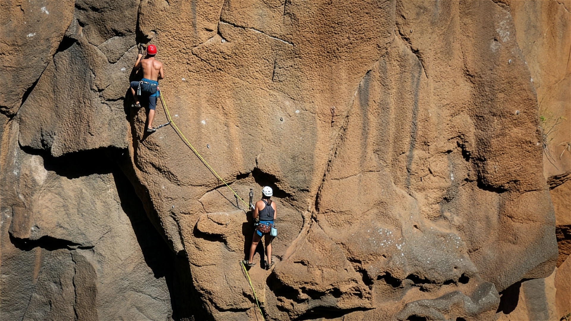 Kletterer an den Basaltfelsen und Schluchtwänden La Palmas – die Insel bietet anspruchsvolle Routen in vulkanischem Gestein.