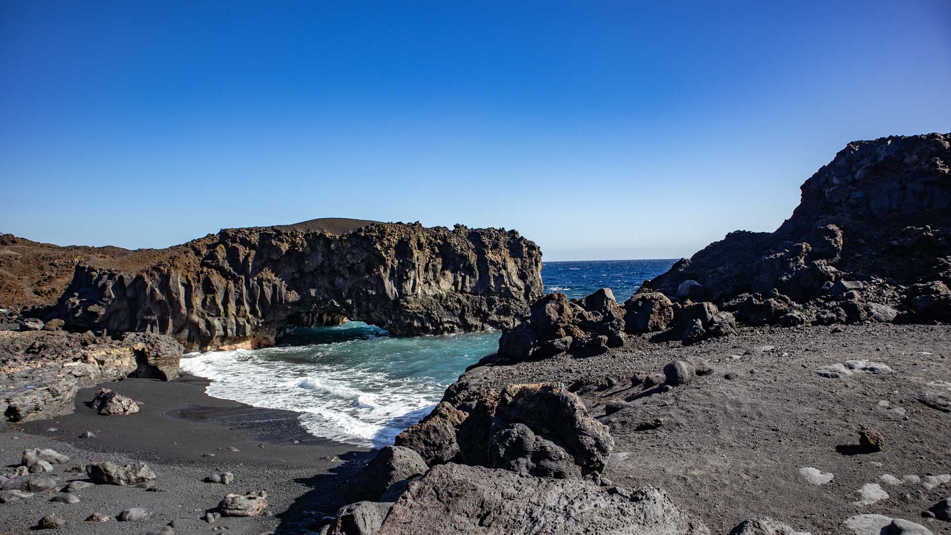 Meeresbucht der Playa de Las Cabras – eingerahmt von Lavafelsen, kaum besucht