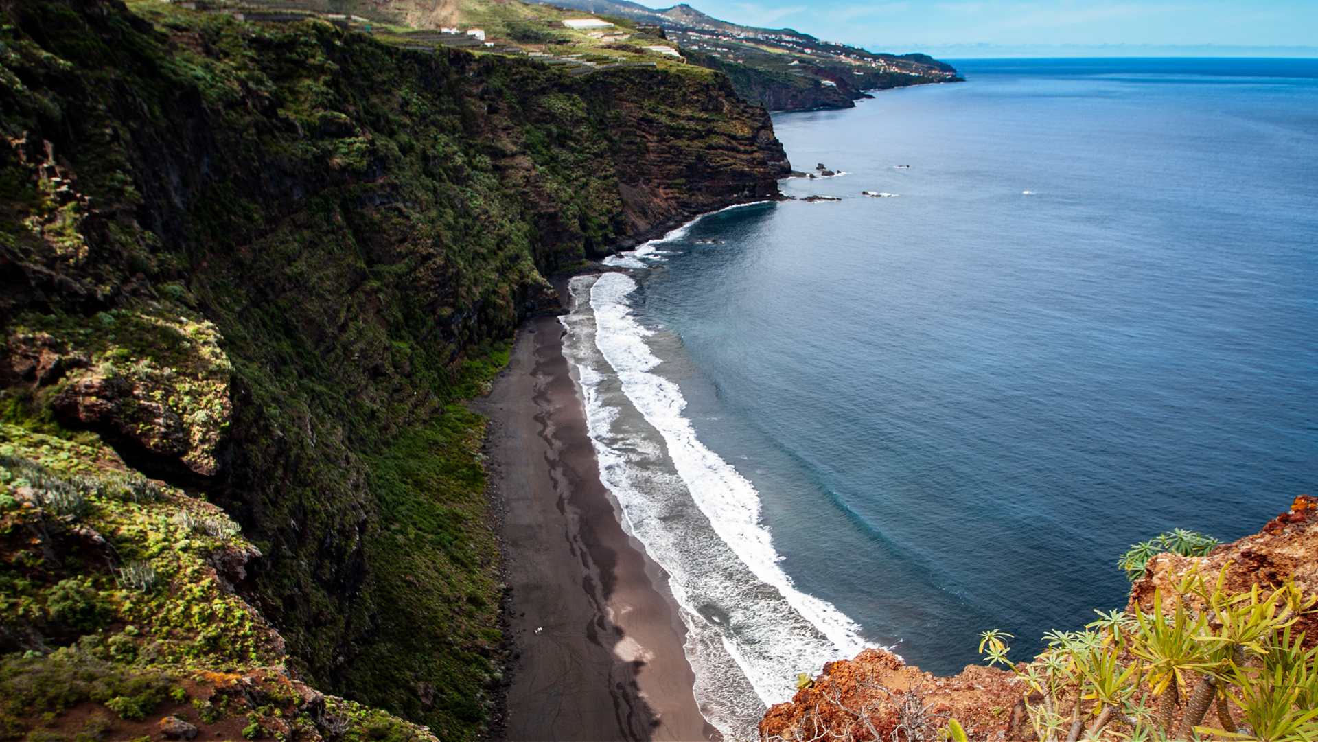 Bei Puntallana trifft die zerklüftete Küste La Palmas auf die wilde Playa de Nogales