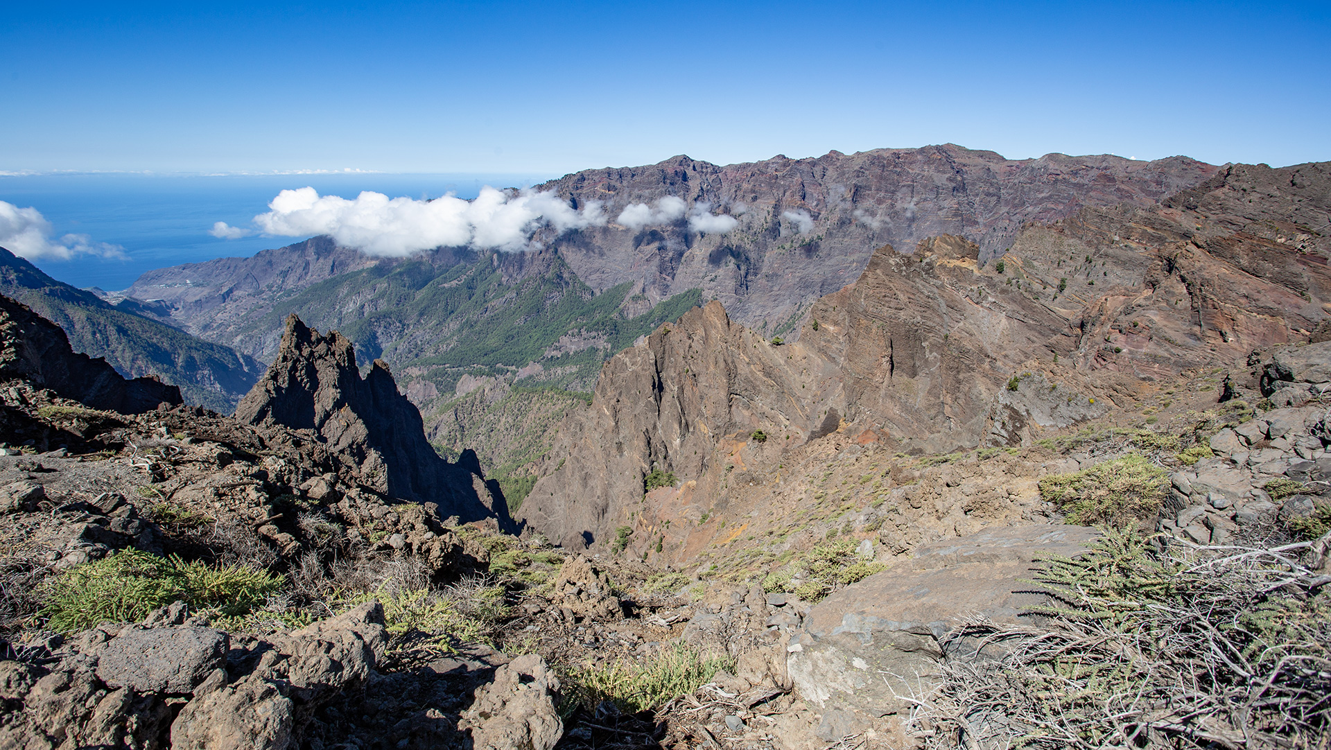 Von der Cumbre de los Andenes aus liegt die Caldera de Taburiente wie ein gewaltiger Kessel zu Füßen.