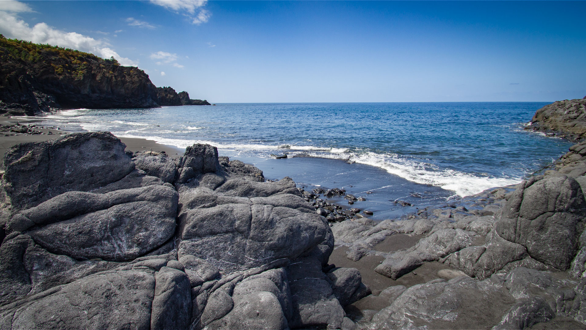 Bizarre Lavaformationen in der Meeresbucht der Playa Charco Verde, La Palma