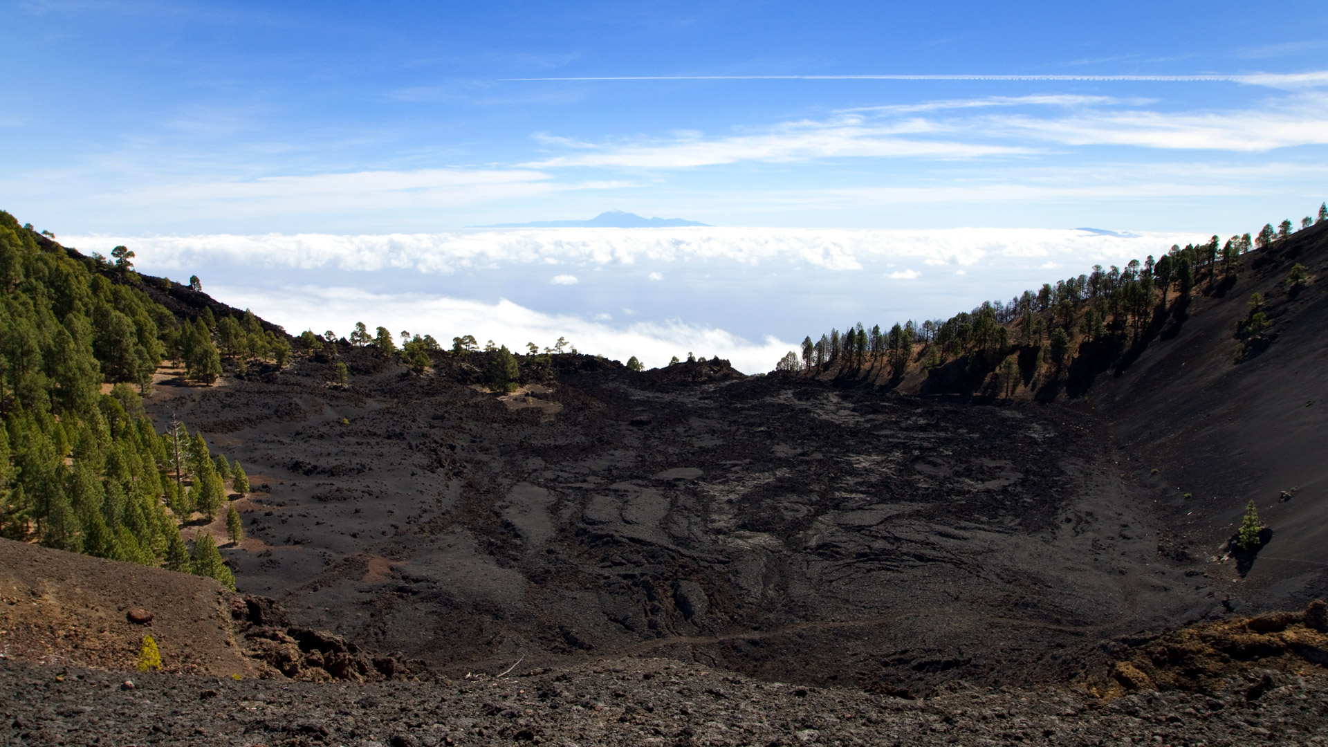 Lavasee Lavas de la Malforada, im Hintergrund die Silhouette Teneriffas.