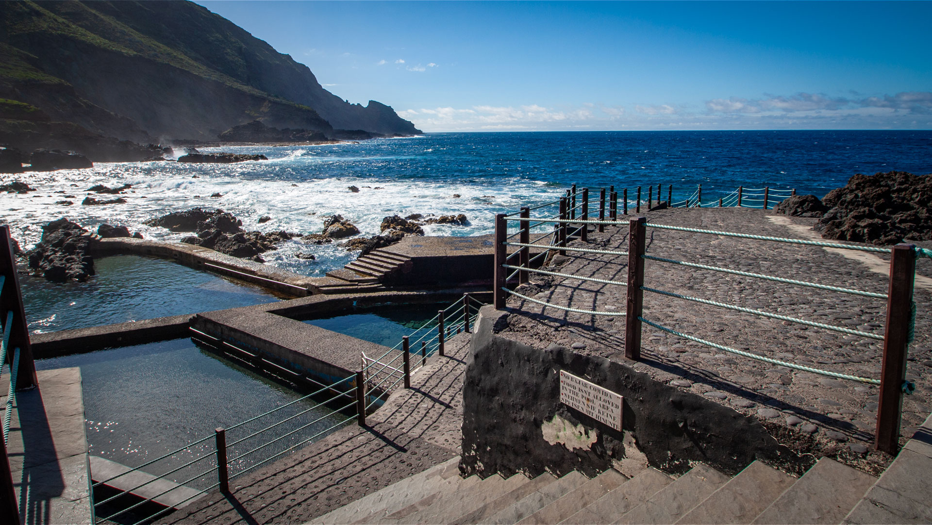 Blick auf die Naturschwimmbecken La Fajana bei Barlovento – drei Meerwasserbecken im Lavagestein an der Nordostküste