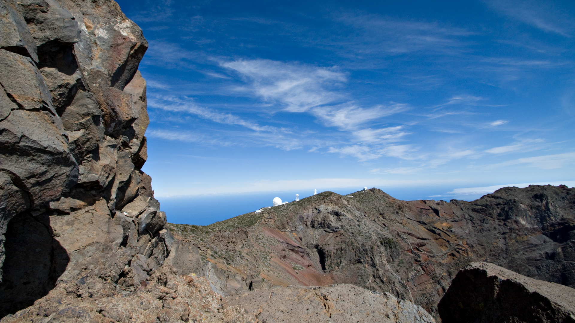 Blick vom Wanderweg zum Espigón del Roque auf das Observatorium