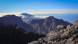 Panoramablick vom Pico de la Cruz auf den dampfenden Vulkan Tajogaite