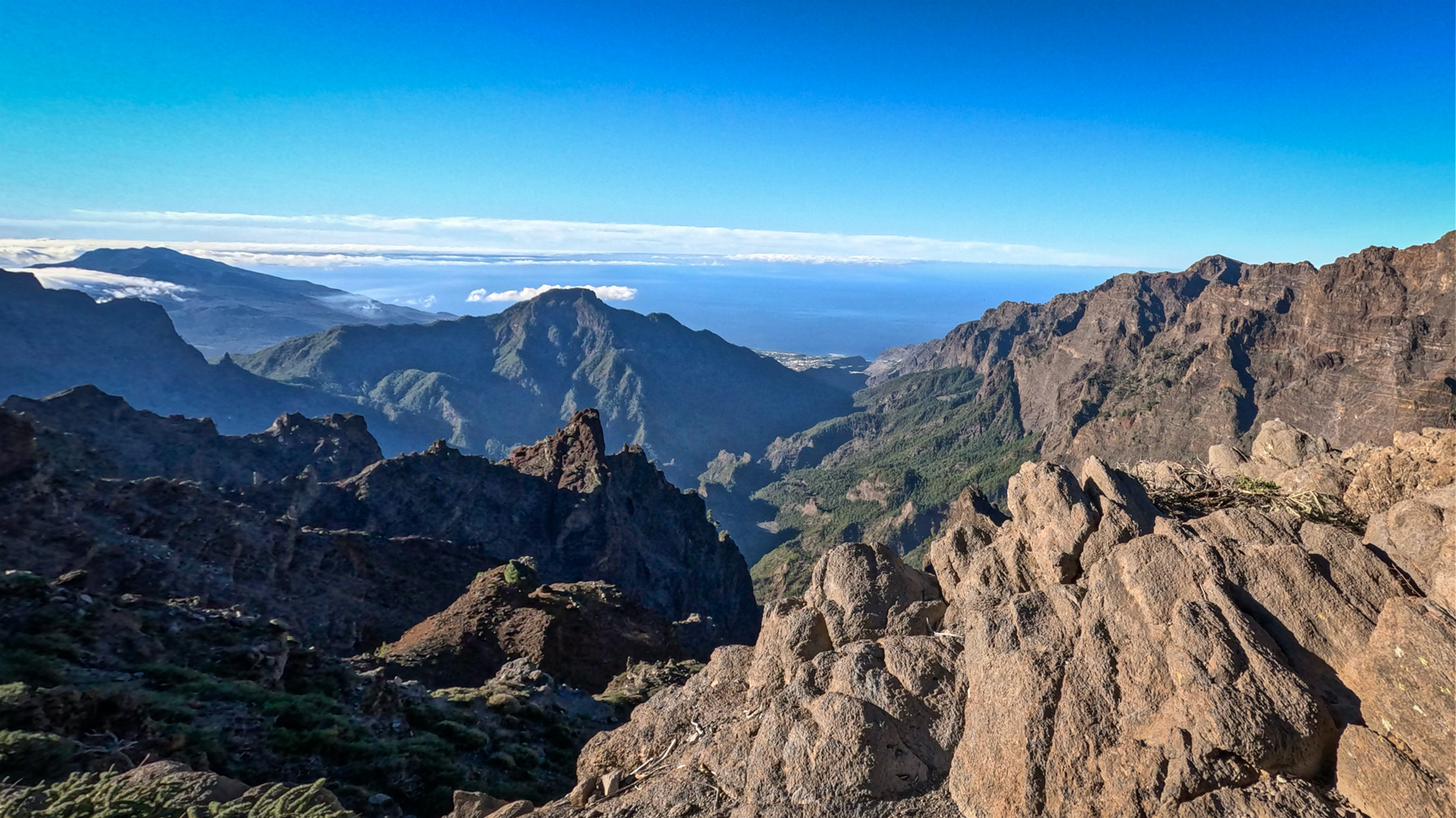 Ein Blick, der die ganze Insel umfasst — vom Roque de los Muchachos reicht das Panorama von der Caldera bis zum Atlantik