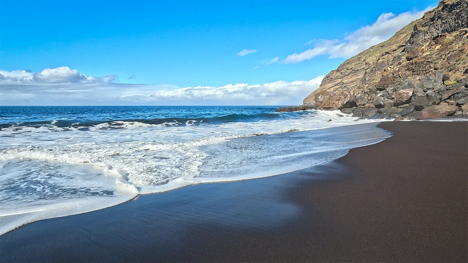 Die Playa de la Veta – schwarzer Sandstrand an der Steilküste der Westseite La Palmas, erreichbar nur durch einen Felstunnel