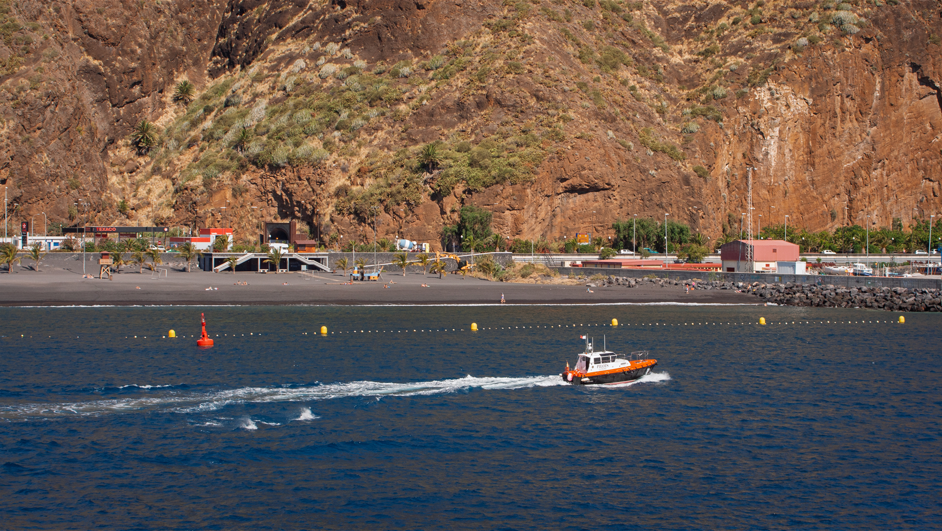 Die Playa de Bajamar – schwarzer Lavasand, und im Blick die Häuserfronten von Santa Cruz de La Palma