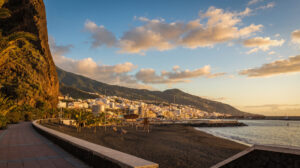 Playa de Bajamar, der Stadtbadestrand von Santa Cruz de La Palma – schwarzer Vulkansand, fußläufig von der historischen Altstadt
