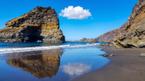 Die Playa de Bujarén bei Garafía mit dem Roque de Tabaidas – einer der abgelegensten Strände an der Nordwestküste La Palmas