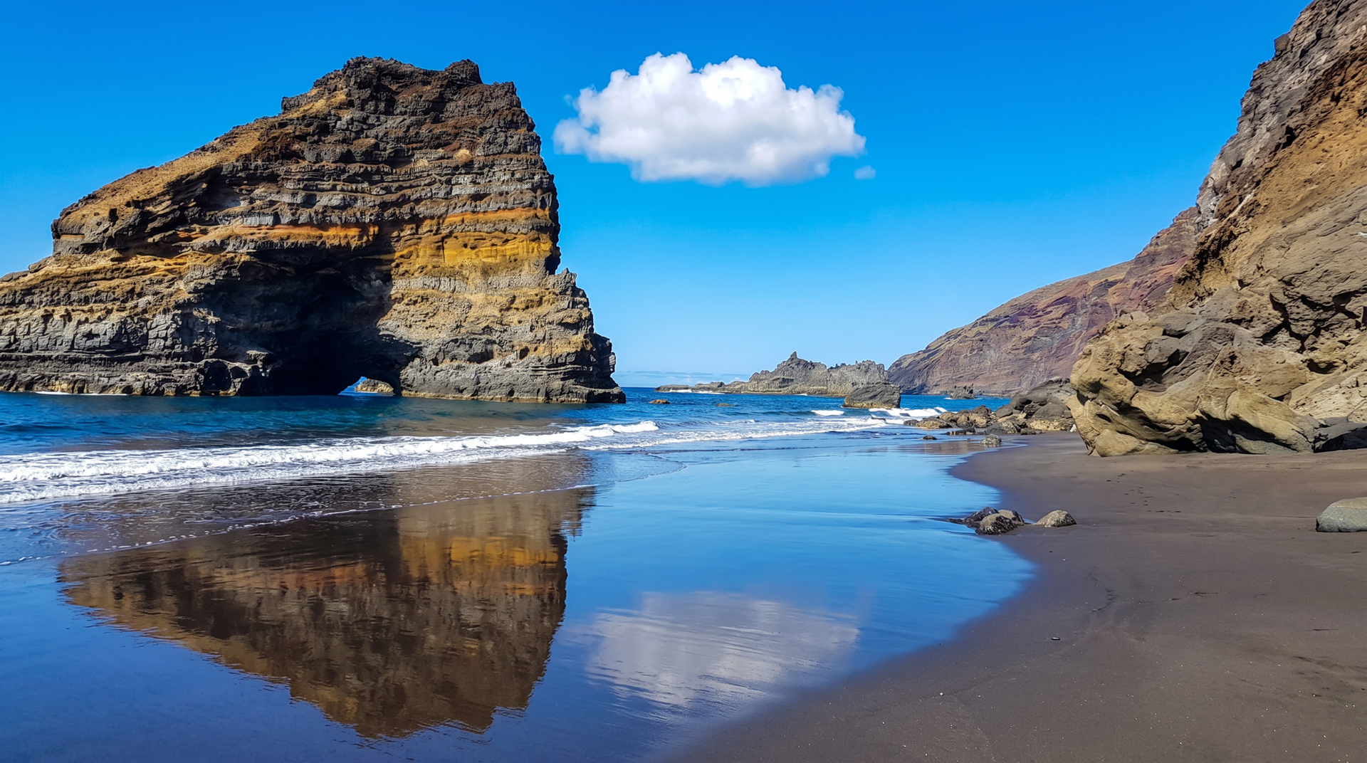 Die Playa de Bujarén bei Garafía mit dem Roque de Tabaidas – einer der abgelegensten Strände an der Nordwestküste La Palmas