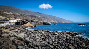 Playa de La Bombilla bei Los Llanos de Aridane – schwarzer Vulkansand an der Westküste La Palmas, umgeben von Bananenplantagen.