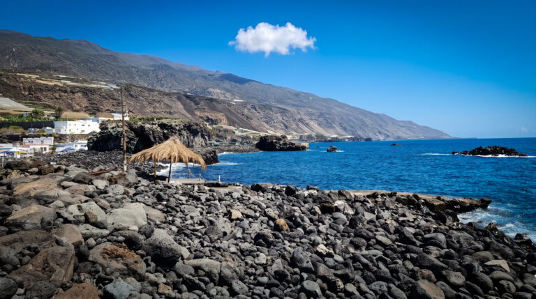 Playa de La Bombilla bei Los Llanos de Aridane – schwarzer Vulkansand an der Westküste La Palmas, umgeben von Bananenplantagen.