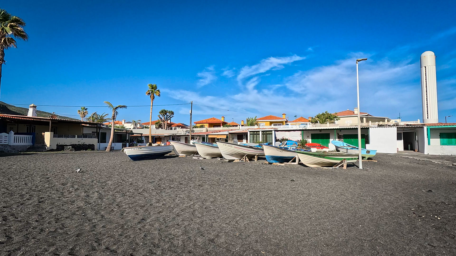 Playa de La Salemera: Boote am schwarzen Lavastrand