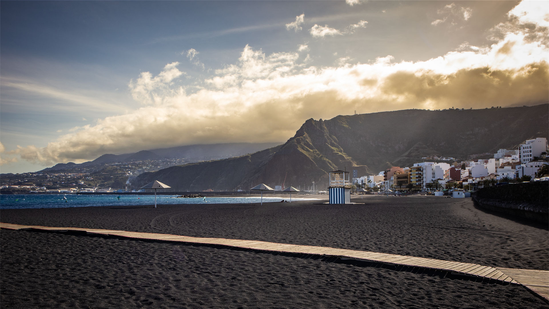 Lebendige Avenida Marítima am schwarzen Sandstrand von Santa Cruz de La Palma