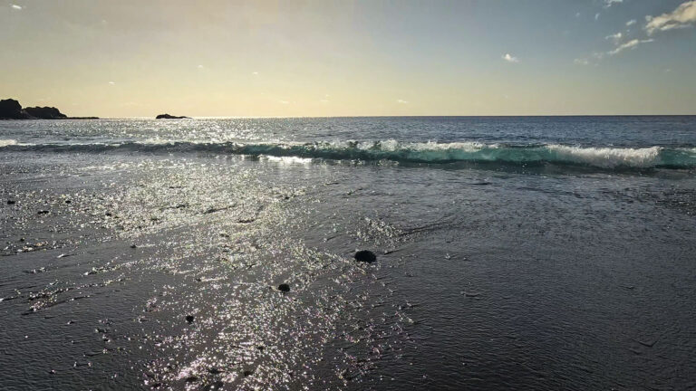 Blick auf die Playa Echentive – schwarzer Strand auf dem Teneguía-Lavafeld von 1971 an der Südspitze La Palmas