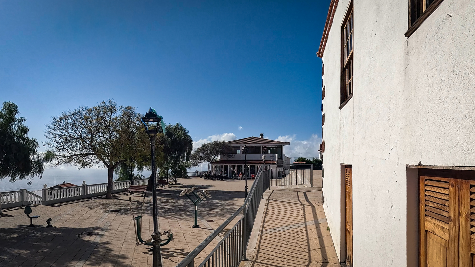 Das Restaurant Camu Camu liegt direkt an der Plaza de Las Tricias, einem kleinen Dorfplatz im Nordwesten La Palmas