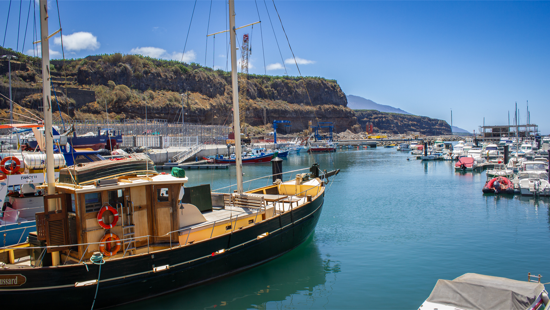 Der Puerto de Tazacorte an der Westküste La Palmas vereint Fischerhafen, Badestrand und Restaurantmeile