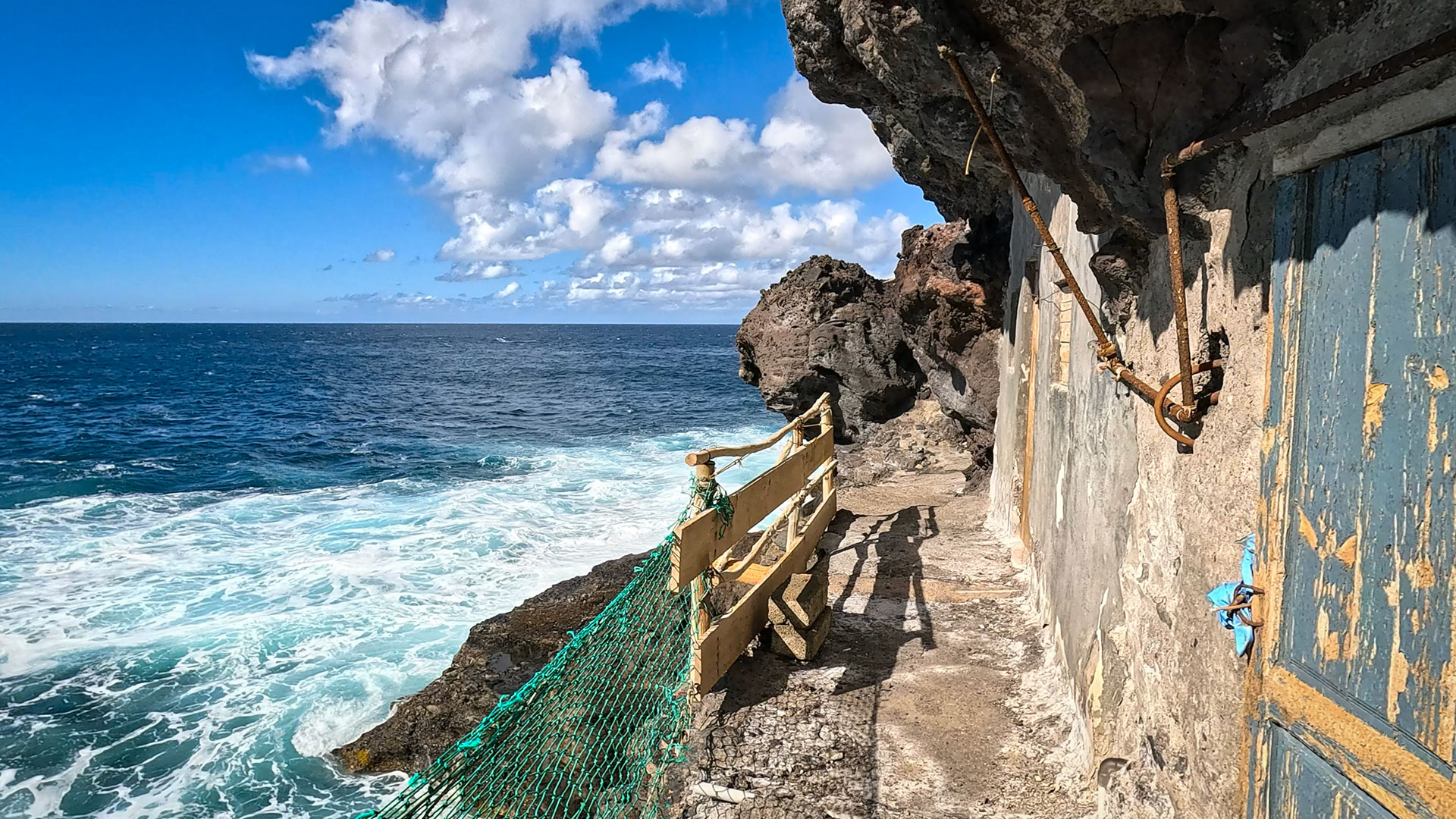 Wohnhöhlen in den Fels gehauen – ursprüngliches Fischerleben in Porís de Santo Domingo