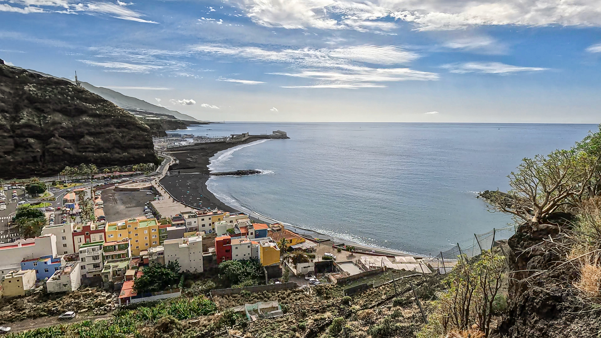 Playa und Puerto von Tazacorte an der Westküste La Palmas.