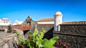 Castillo de Santa Catalina im Herz der Altstadt Santa Cruz de La Palmas — Küstenfort und Kolonialarchitektur auf engstem Raum.