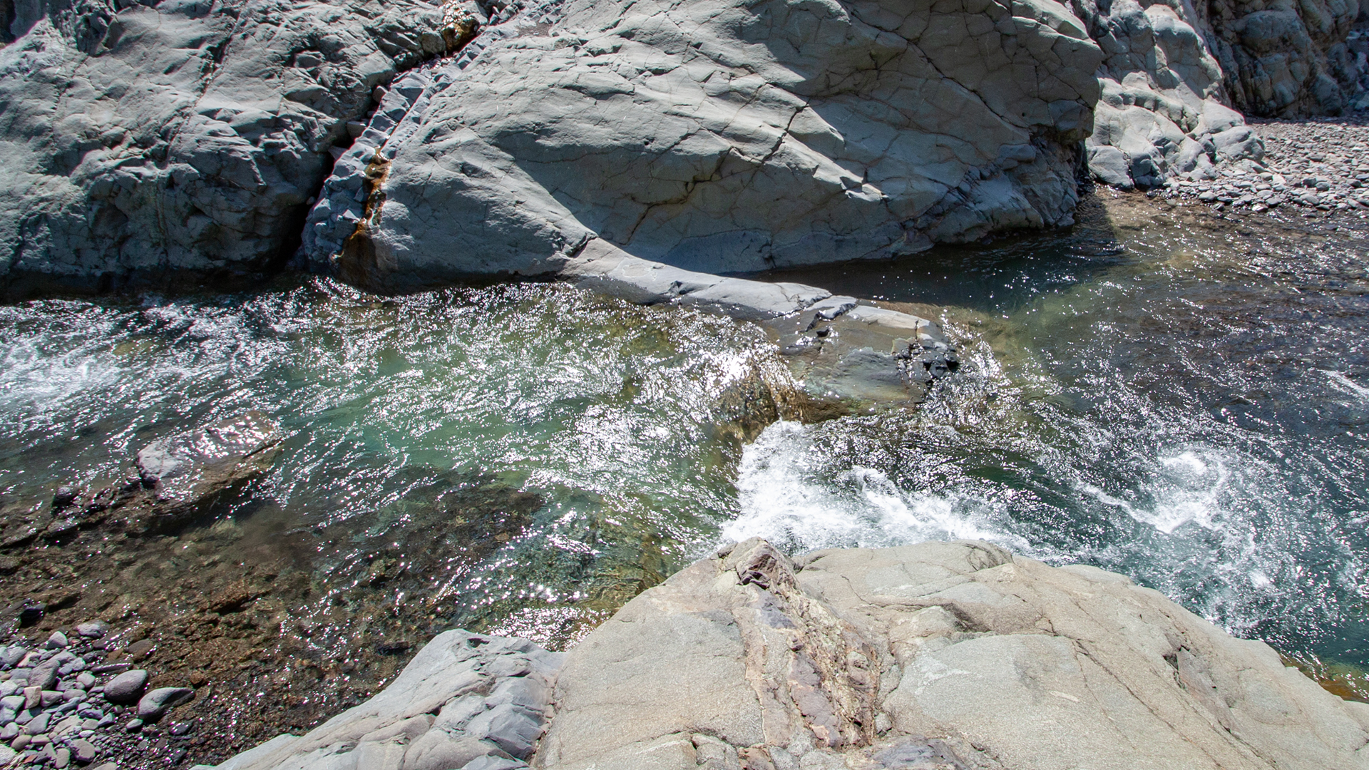 Der Río Taburiente – einer der wenigen dauerhaft wasserführenden Bachläufe im Nationalpark La Palma.