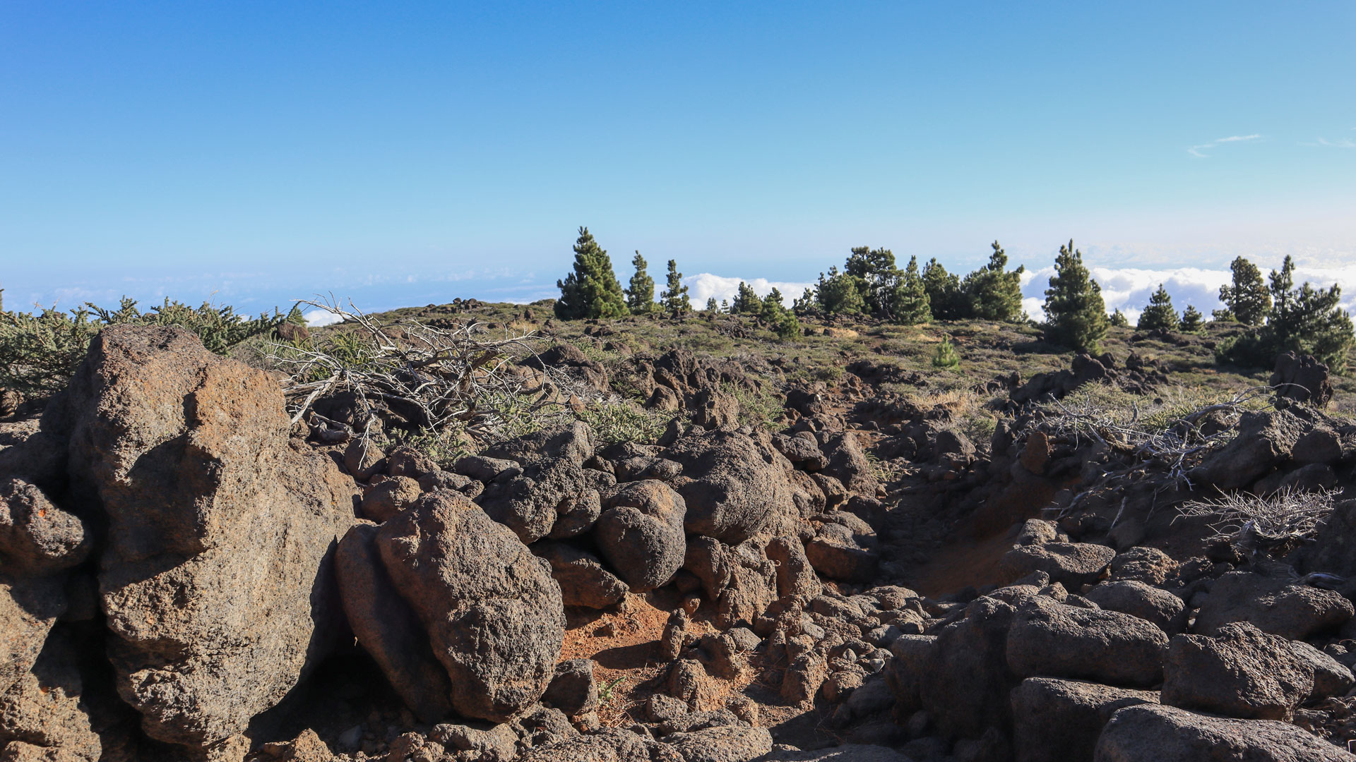 Route durch felsiges Terrain im Osten der Cumbre de los Andenes