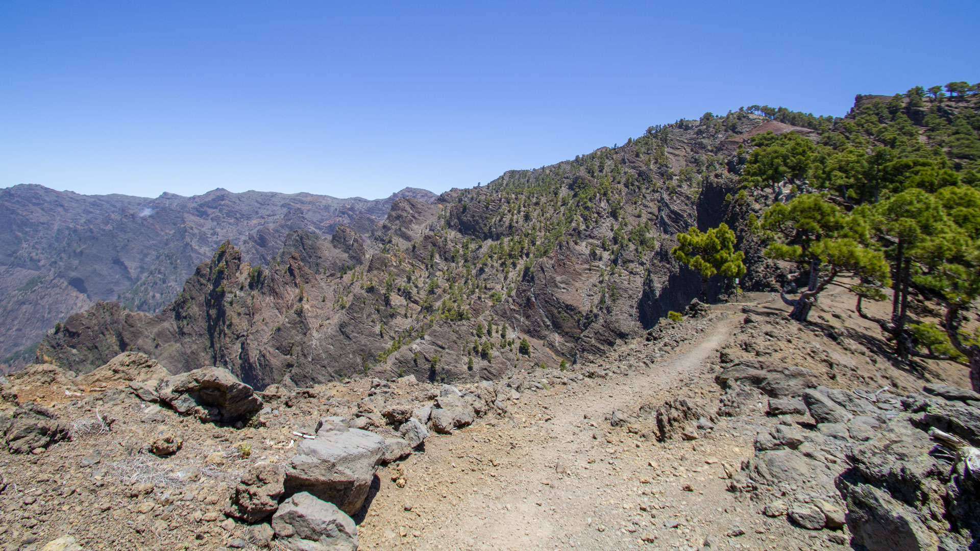 Schluchten und Steilwände der Caldera de Taburiente vom Wanderweg GR-131, El Bastón.