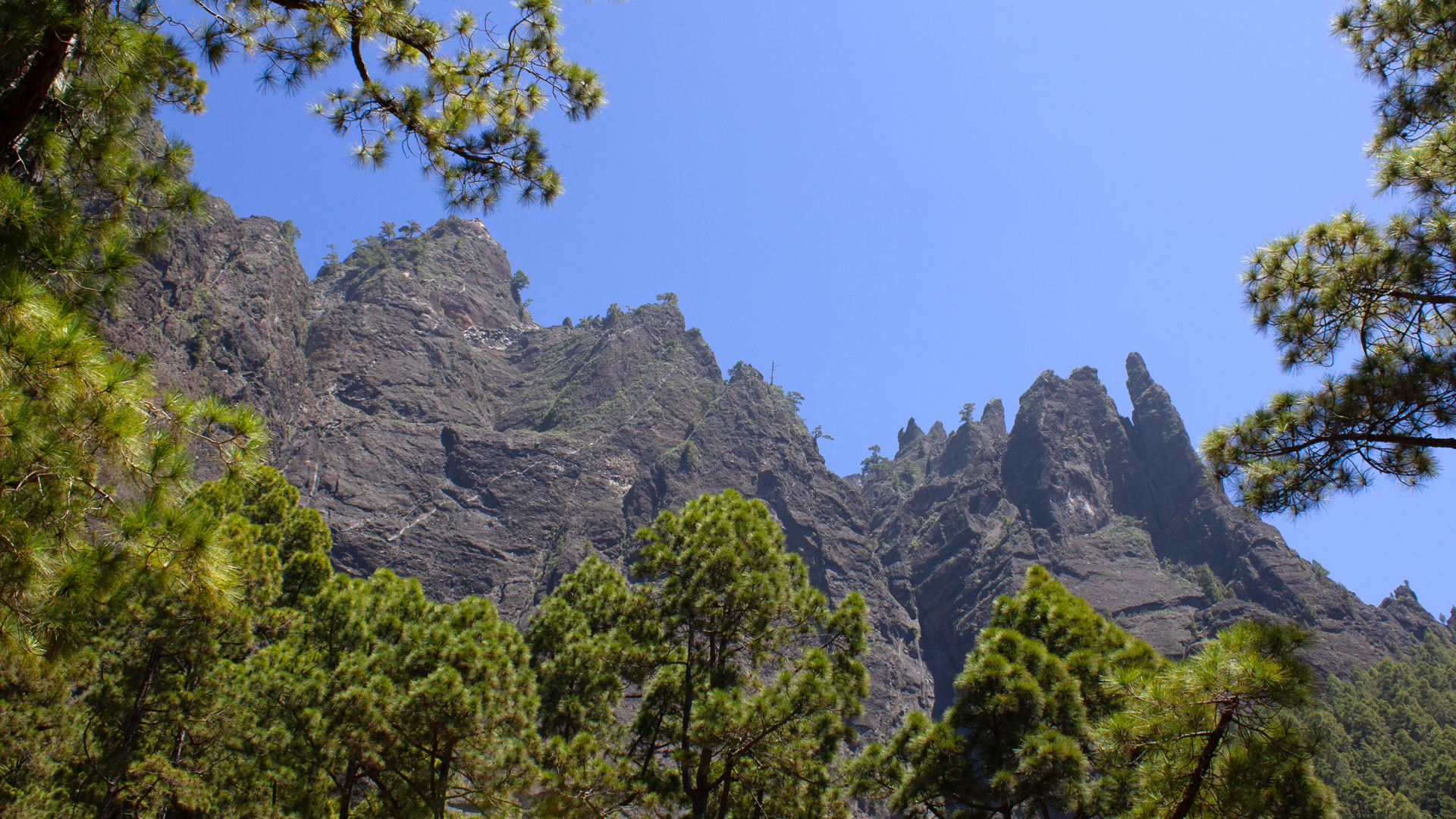 Schroffe Caldera-Wände – Basaltfels, Steilabbrüche, vulkanische Urgewalt.