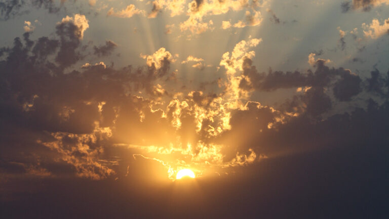 Sonnenuntergang an der Westküste La Palmas – goldenes Licht über dem Atlantik.