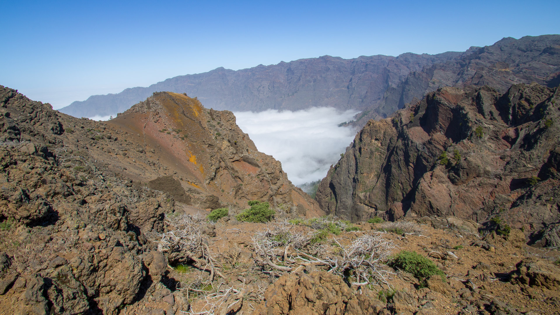 Rot-gelbe Gesteinsschichtungen – die Degollada del Barranco de la Madera gilt als geologische Besonderheit.