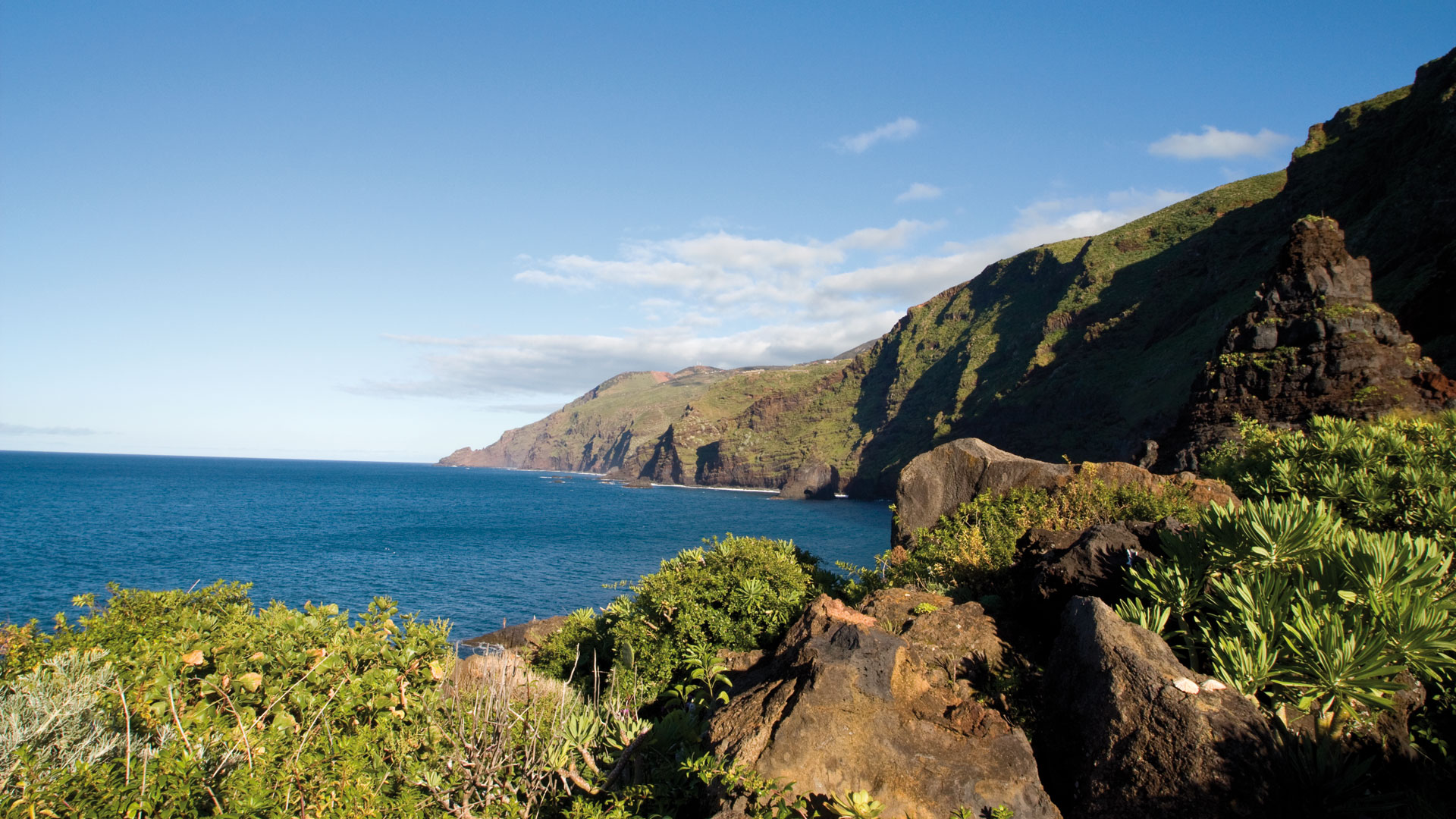 Steilklippen im Naturschutzgebiet Güelguen an der Küste La Palmas